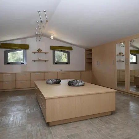 Elegio Villa *
